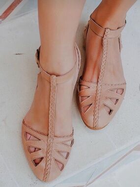 Bali Elf Bounty T Strap Flats 7.5 Leather Sandals Braided Cut-Outs Vintage Beige
